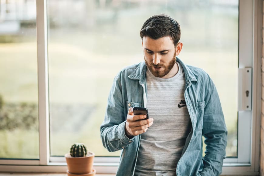 Homem solicitando empréstimo na conta de telefone