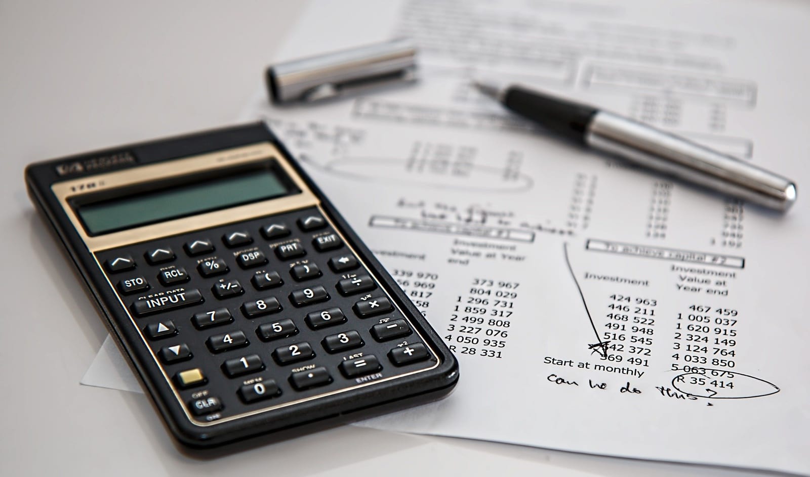 Calculadora e contas sobre uma mesa